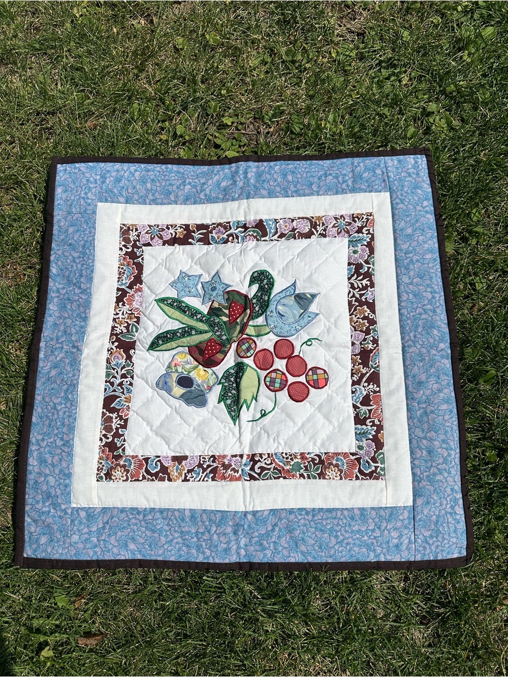 Charming Handmade Floral Appliqué Mini Quilt / Wall Hanging 25x25. Rustic